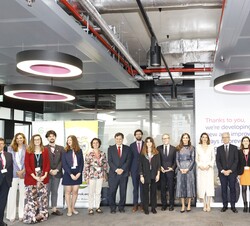 Doña Letizia junto a los investigadores españoles