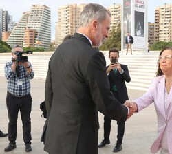 Su Majestad el Rey recibido por la presidenta de las Cortes Valencianas, Llanos Massó