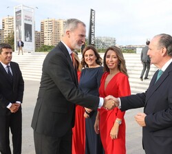 Su Majestad el Rey recibido por  el presidente de la Cámara de Comercio de Valencia, José Vicente Morata