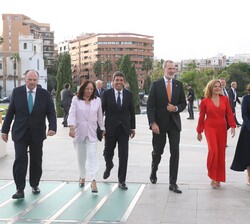 Su Majestad el Rey a su llegada acompañado de las autoridades asistentes al acto
