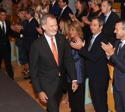 Su Majestad el Rey accede al auditorio