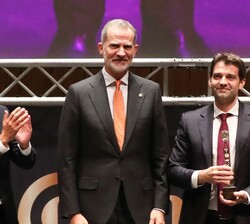 Su Majestad el Rey entrega el Premio a la Empresa Socialmente Comprometida al consejero delegado del "Grupo Emuca", Santiago Palop