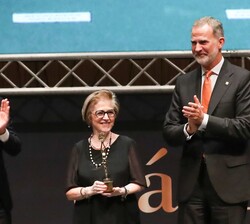 Su Majestad el Rey entrega el Premio Excelencia del Modelo de Gestión Empresarial a la presidenta de "Industrias Alegre", Natalia Olmos