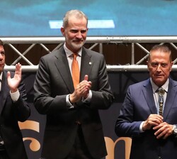 Su Majestad el Rey entrega el Reconocimiento a la trayectoria empresarial, a Francisco Martínez Rodríguez