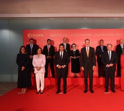 Don Felipe con los premiados en la edición de 2023
