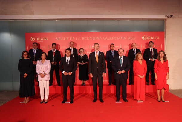 Don Felipe con los premiados en la edición de 2023