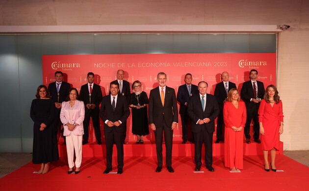 Don Felipe con los premiados en la edición de 2023