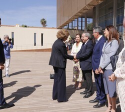 Su Majestad la Reina Doña Sofía recibida por las autoridades asistentes al acto