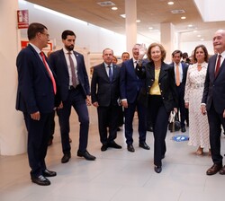 Su Majestad la Reina Doña Sofía accede al auditorio