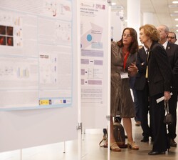 Su Majestad la Reina Doña Sofía durante la visita a una muestra de paneles sobre proyectos científicos