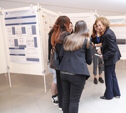 Su Majestad la Reina Doña Sofía durante la visita a una muestra de paneles sobre proyectos científicos