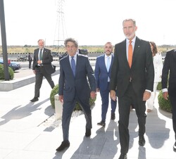 Don Felipe a su llegada al complejo de Porcelanosa