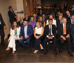 Su Majestad el Rey en la primera fila de asientos acompañado por las autoridades asistentes al acto