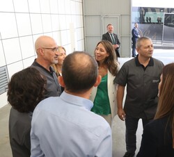 El Rey conversa con algunos trabajadores del complejo de Porcelanosa