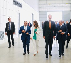 Su Majestad el Rey accede al interior del edificio de Porcelanosa tras su llegada 