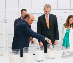 Don Felipe recibe explicaciones durante su recorrido por el complejo de Porcelanosa