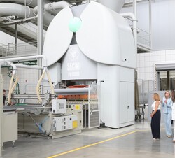 El Rey acompañado por las autoridades durante su recorrido por el complejo de Porcelanosa