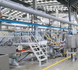 Una trabajadora de Porcelanosa explica a Don Felipe el proceso de fabricación 