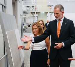 El Rey observa una de las piezas que ha sido elaborada en la fábrica de Porcelanosa