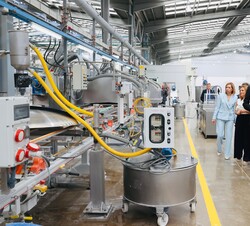 Un momento del recorrido por la nave de producción