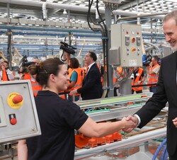Su Majestad el Rey recibe el saludo de una de las trabajadoras del complejo de Porcelanosa