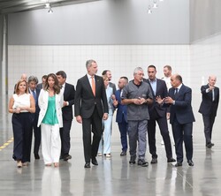 El Rey acompañado de las autoridades asistentes en el acto