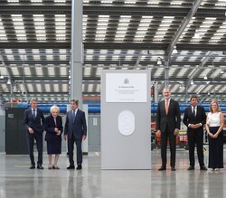 Fotografía de grupo ante la placa conmemorativa 