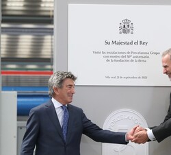 Su Majestad el Rey recibe el saludo del presidente de Porcelanosa Grupo, Héctor Colonques, ante la placa conmemorativa de su visita