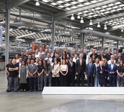 Fotografía de grupo con los trabajadores del complejo de Porcelanosa