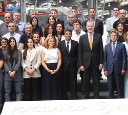 Don Felipe acompañado de los trabajadores de Porcelanosa y las autoridades asistentes al acto