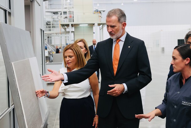 El Rey observa una de las piezas que ha sido elaborada en la fábrica de Porcelanosa