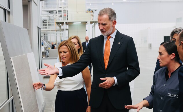 El Rey observa una de las piezas que ha sido elaborada en la fábrica de Porcelanosa