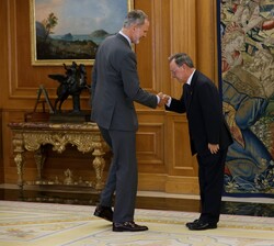 Su Majestad el Rey recibe el saludo del presidente de la Ciudad Autónoma de Ceuta, Juan Jesús Vivas Lara