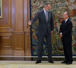 Su Majestad el Rey junto al presidente de la Ciudad Autónoma de Ceuta, Juan Jesús Vivas Lara