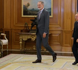 Su Majestad el Rey y el presidente de la Ciudad Autónoma de Ceuta, Juan Jesús Vivas Lara, se dirigen a su despacho para la audiencia