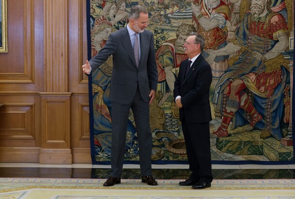 Su Majestad el Rey junto al presidente de la Ciudad Autónoma de Ceuta, Juan Jesús Vivas Lara