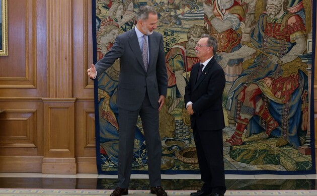 Su Majestad el Rey junto al presidente de la Ciudad Autónoma de Ceuta, Juan Jesús Vivas Lara