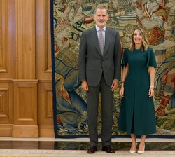 Su Majestad el Rey junto a la presidenta de la Junta de Extremadura, María Guardiola Martín