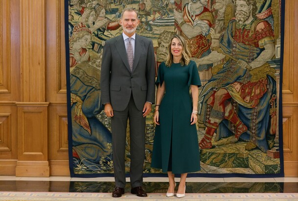 Su Majestad el Rey junto a la presidenta de la Junta de Extremadura, María Guardiola Martín