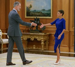 Su Majestad el Rey recibe el saludo de la presidenta de la Comunidad Foral de Navarra, María Victoria Chivite Navascués