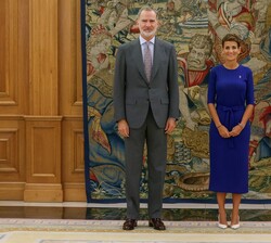 Su Majestad el Rey junto a la presidenta de la Comunidad Foral de Navarra, María Victoria Chivite Navascués