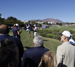 Su Majestad el Rey observa el desarrollo del partido en el hoyo 17
