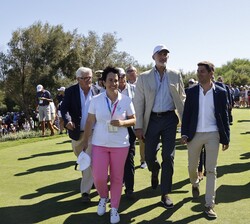 Don Felipe se dirige al hoyo 18 para seguir el enfrentamiento de los equipos femeninos de jugadoras profesionales de Europa y EE. UU.