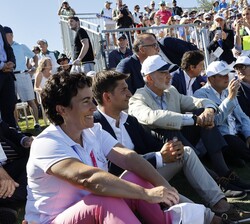 Don Felipe observa el desarrollo del partido que enfrenta a los quipos femeninos de jugadoras profesionales de Europa y EE. UU.