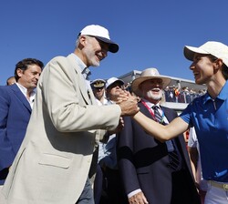 Don Felipe saluda a la jugadora española, Carlota Ciganda