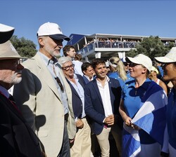 Don Felipe conversa con algunas de las jugadoras que representan a Europa en este trofeo