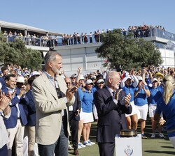 Su Majestad el Rey tras la entrega del trofeo a la capitana del equipo europea