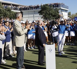 La jugadora española Carlota Ciganda con el trofeo que acredita al equipo europeo como vencedor de esta edición