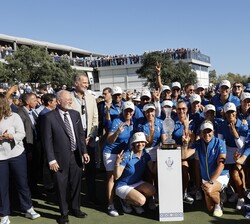 Su Majestad el Rey junto al equipo de Europa vencedor de la Solheim Cup 2023