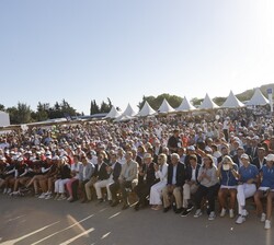 Su Majestad el Rey junto a las autoridades durante la ceremonia de entrega oficial del trofeo